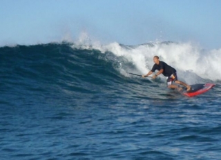 Surfer en paddle surf.jpg